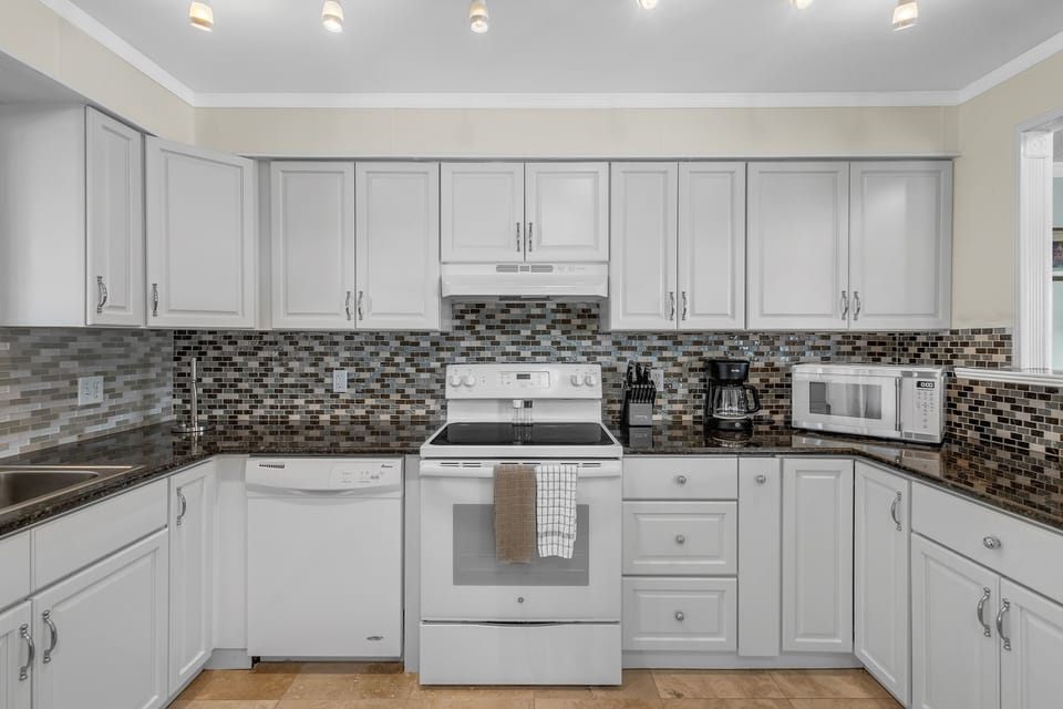 House, 3 Bedrooms | Private kitchen | Fridge, oven, coffee/tea maker, toaster