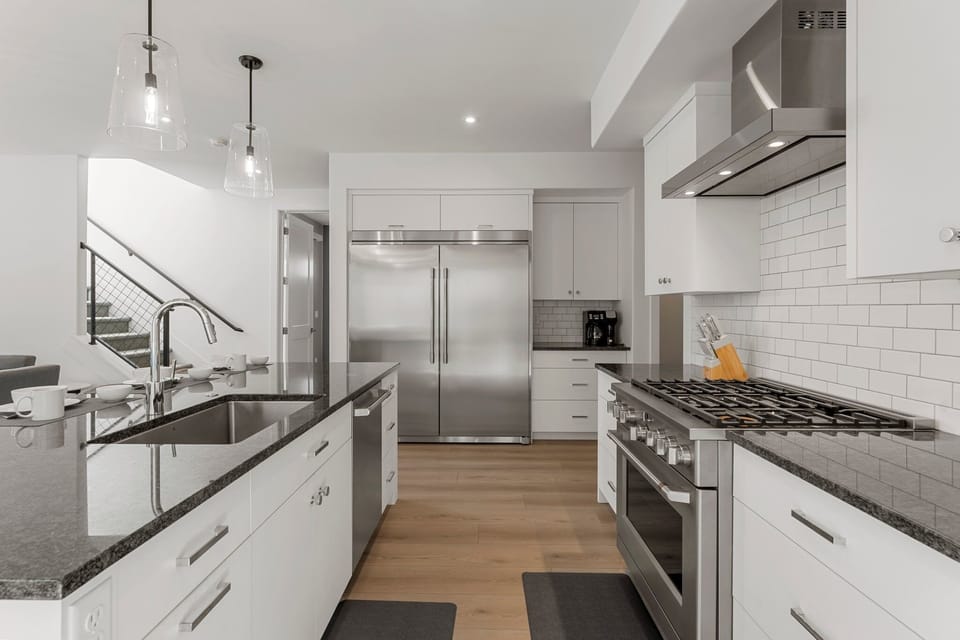 House, 6 Bedrooms | Private kitchen | Fridge, oven, coffee/tea maker, toaster