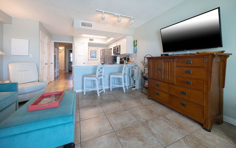 Condo, 1 Bedroom | Living area