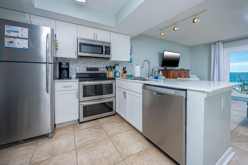 Condo, 1 Bedroom | Private kitchen | Coffee/tea maker, fridge, oven