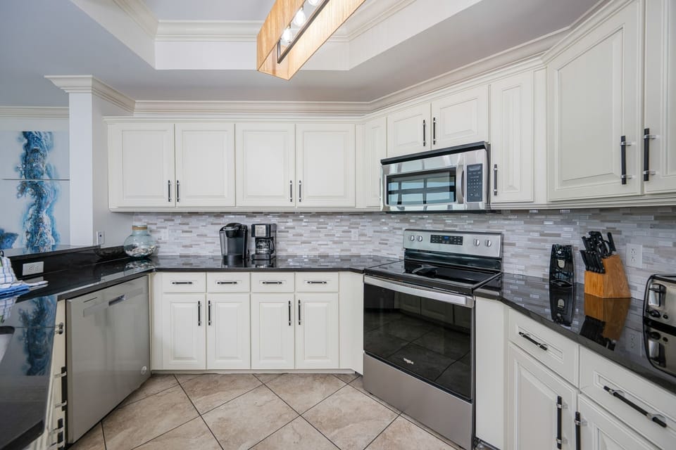 Condo, 3 Bedrooms | Private kitchen | Coffee/tea maker, fridge, oven