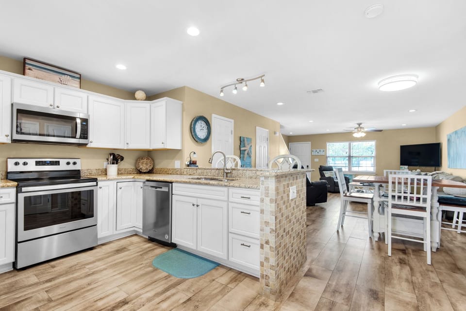Townhome, Multiple Beds, Patio (Woodland Shores 37) | Private kitchen | Fridge, microwave, oven, stovetop