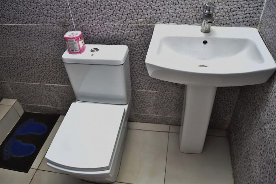 Economy Room, Balcony, City View | Bathroom | Hair dryer, towels, soap, shampoo