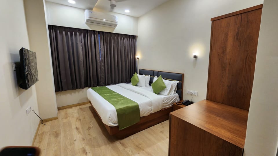 Deluxe Double Room, City View | Desk, laptop workspace, soundproofing, iron/ironing board