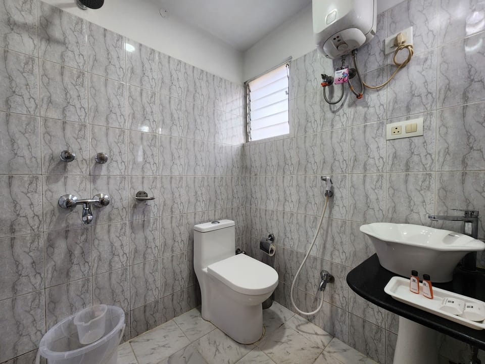 Standard Double or Twin Room | Bathroom