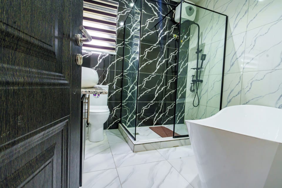 Luxury Studio Suite, City View | Bathroom | Free toiletries, towels, soap, shampoo
