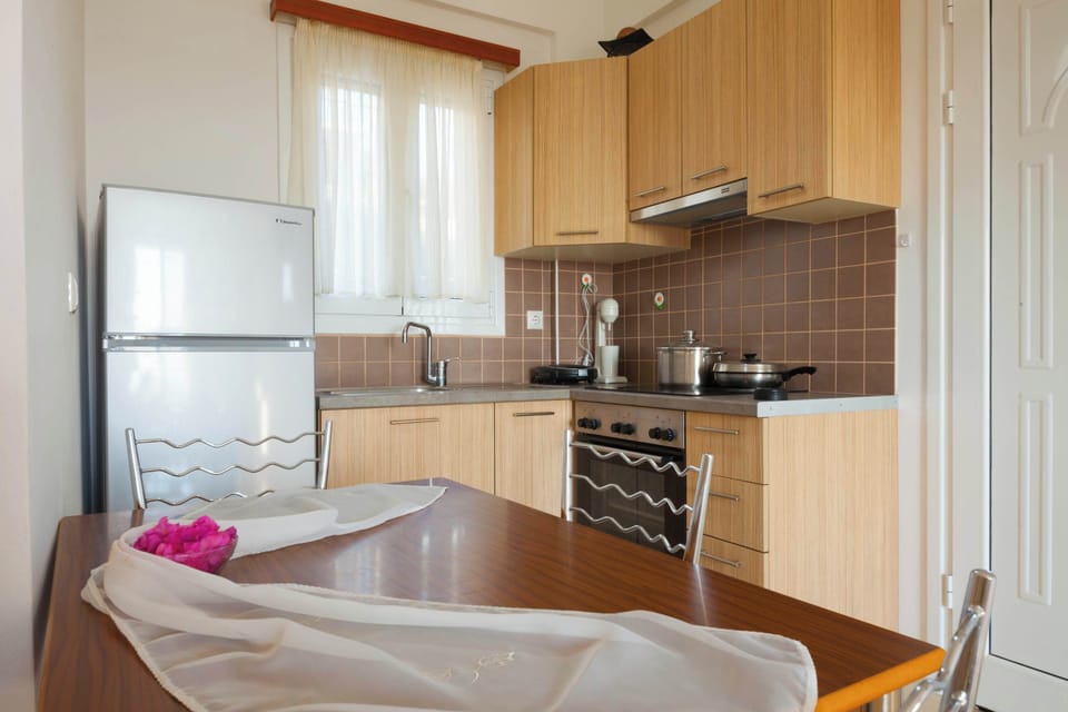 Adjoining Dining Table with Natural Light
A convenient space for meals, coffee, or conversation, just off the kitchen.