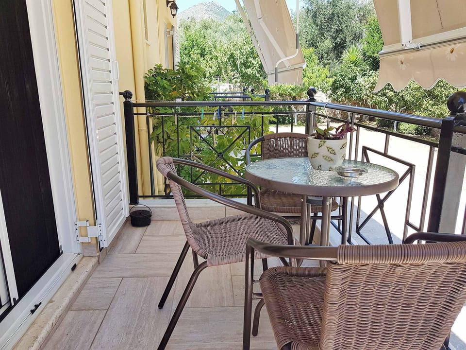 Charming Balcony Overlooking the Garden with Outdoor Seating
A peaceful balcony surrounded by greenery, ideal for morning coffee or a quiet evening glass of wine.