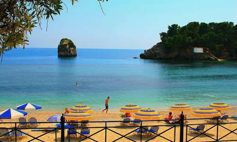 Valtos Beach – A Long Sandy Stretch Just 5km Away
A well-known beach with sunbeds, water sports, and taverns nearby.

