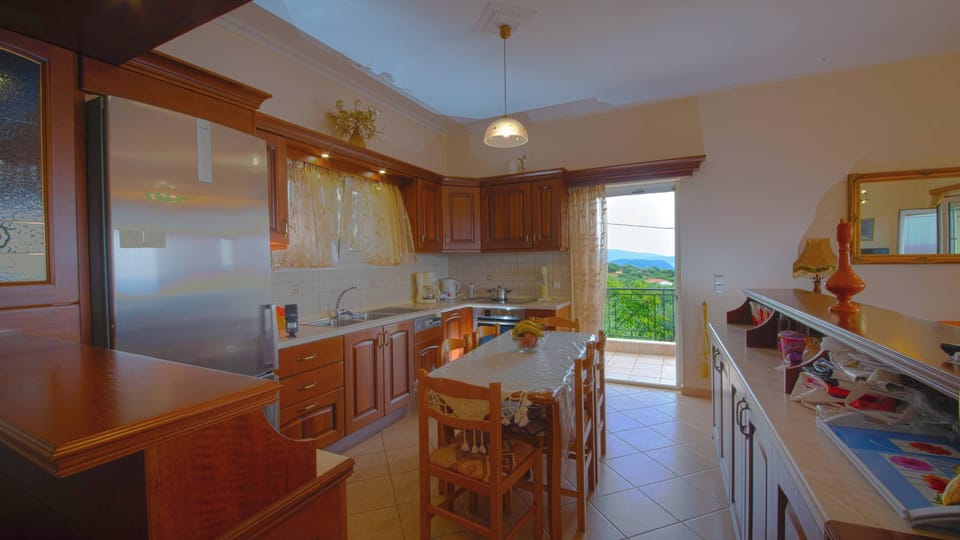 Compact Yet Fully Equipped Kitchen for Easy Meal Prep
Includes everything from cookware to coffee mugs—ideal for short or extended stays.