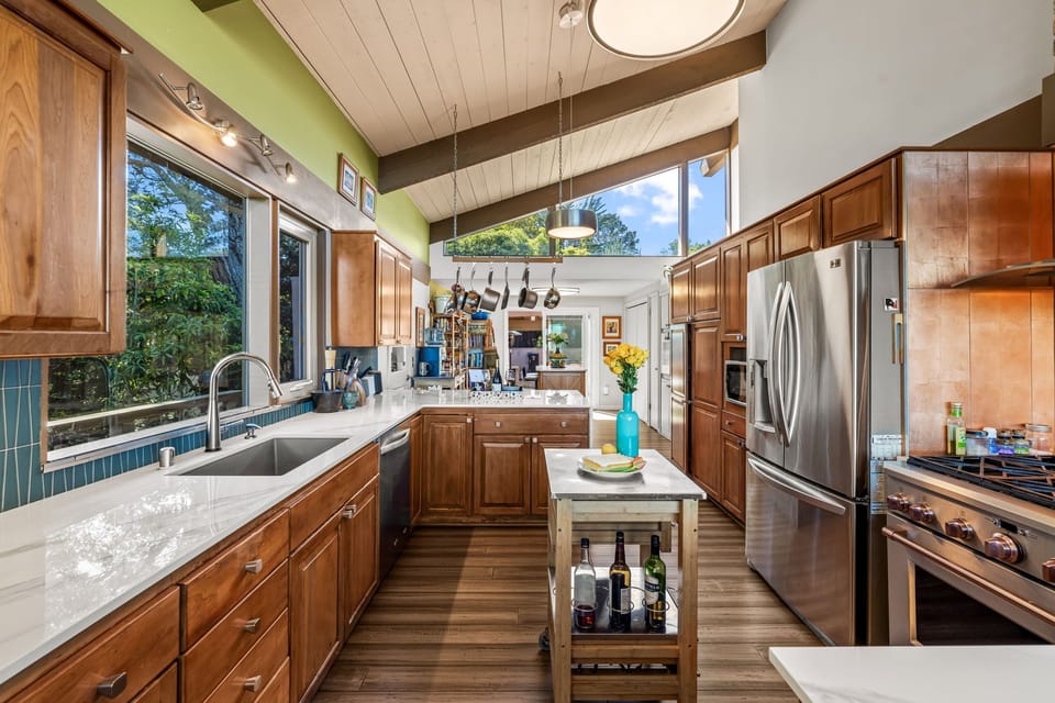 Fully Equipped Kitchen - Stainless Steel Appliances