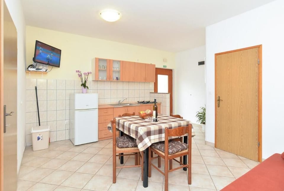 Apartment, 2 Bedrooms, Patio, Garden View | Dining room