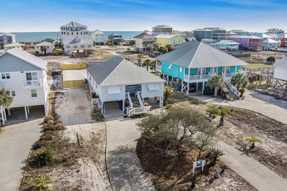 Aerial of home featuring proximity to Gulf