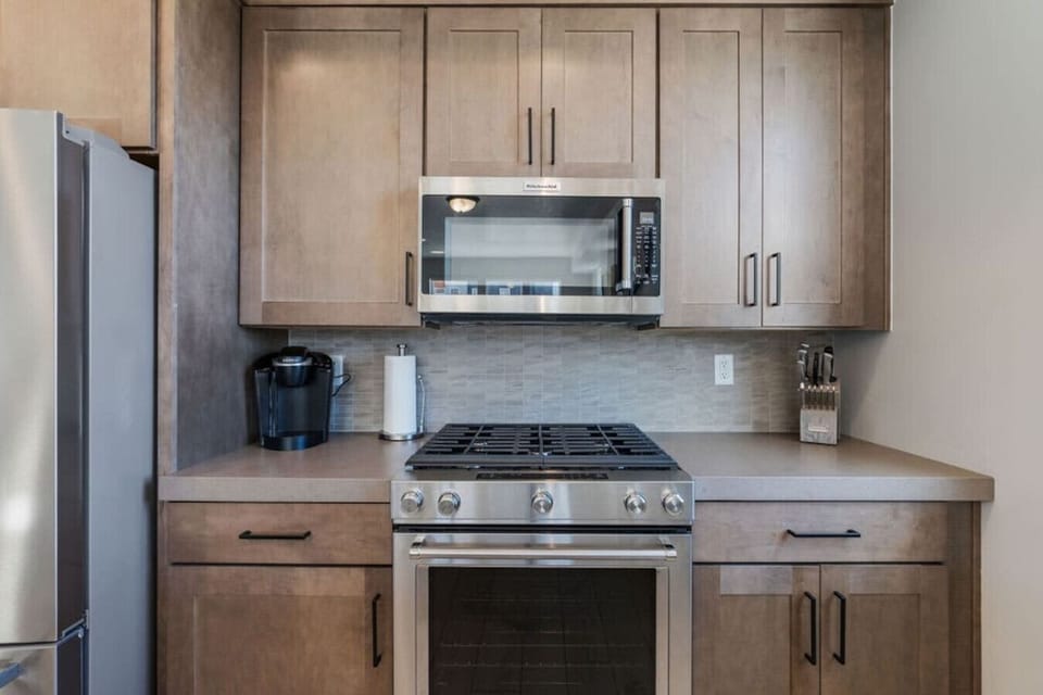 Fully equipped kitchen with gas range