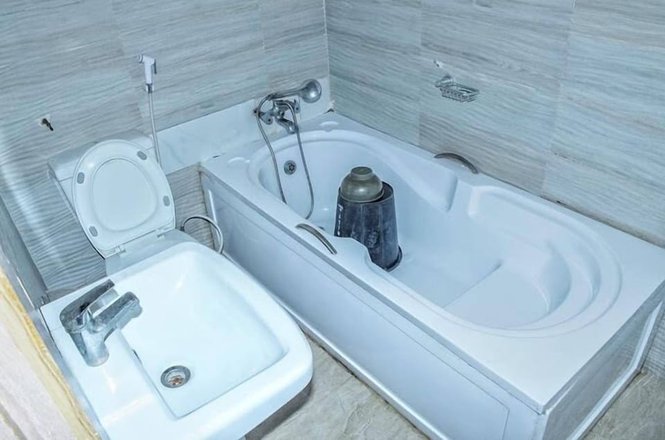 Deluxe Room, Balcony, City View | Bathroom | Free toiletries, hair dryer, towels, soap
