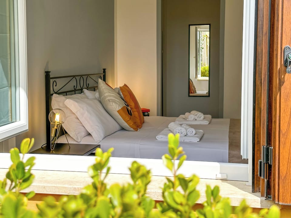 Apartment, Courtyard View | Desk, free cribs/infant beds, free WiFi, bed sheets