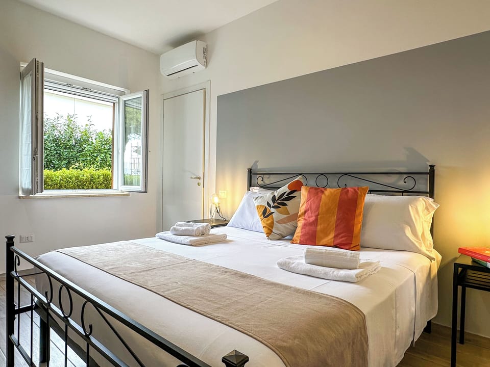 Apartment, Courtyard View | Desk, free cribs/infant beds, free WiFi, bed sheets