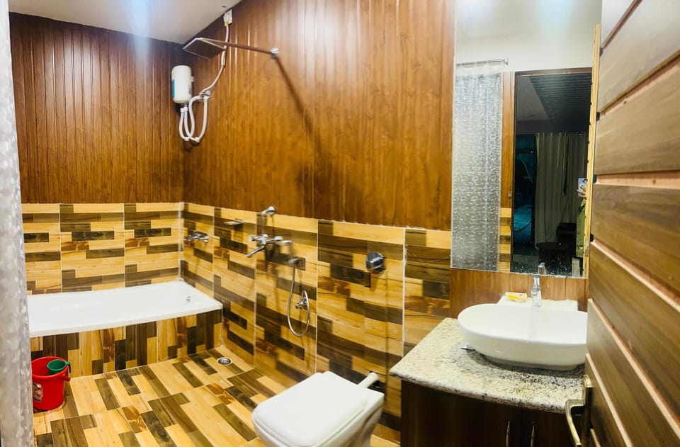 Deluxe Double Room, Balcony, Sea View | Bathroom | Separate tub and shower, free toiletries, hair dryer, bathrobes