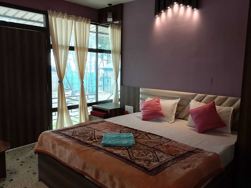 Deluxe Double Room, Balcony, Sea View | Laptop workspace, soundproofing, free WiFi