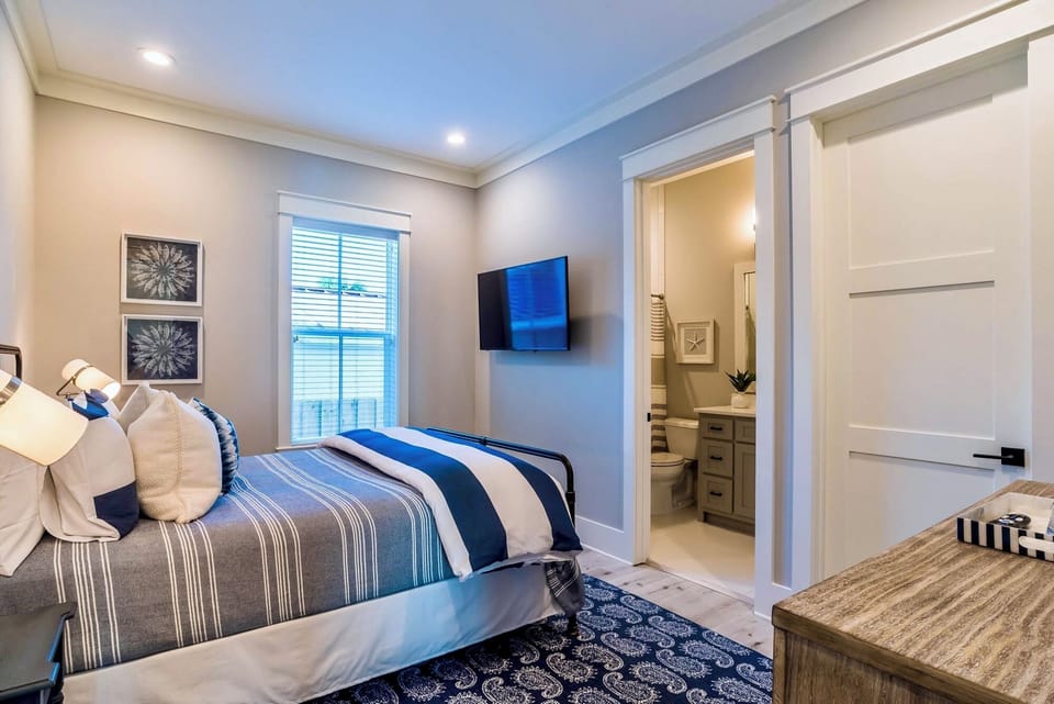 1st Floor - Queen Suite with ensuite bathroom