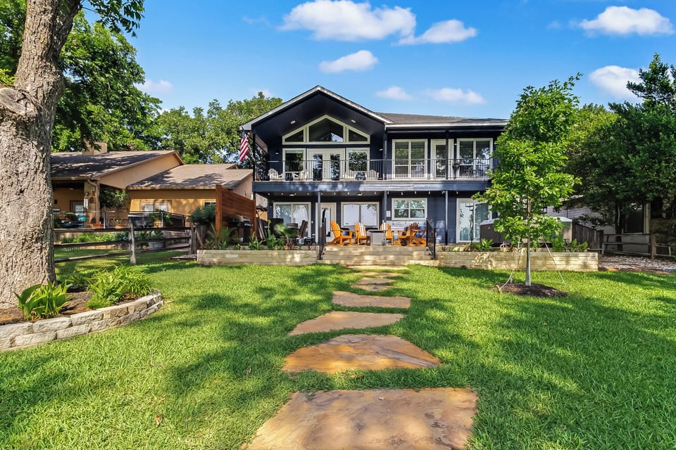 Lilypad, lakeside cabana w/ TV + mini fridge, universal boat lift + jetski lift