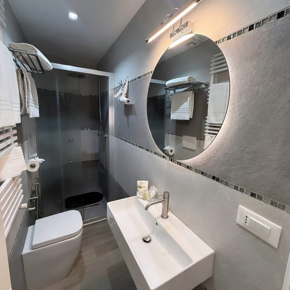 Double Room | Bathroom | Shower