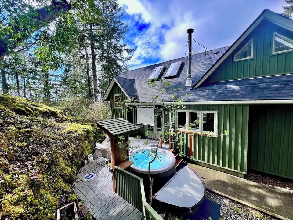 Back deck into the forest with no houses behind you! Electric hot tub