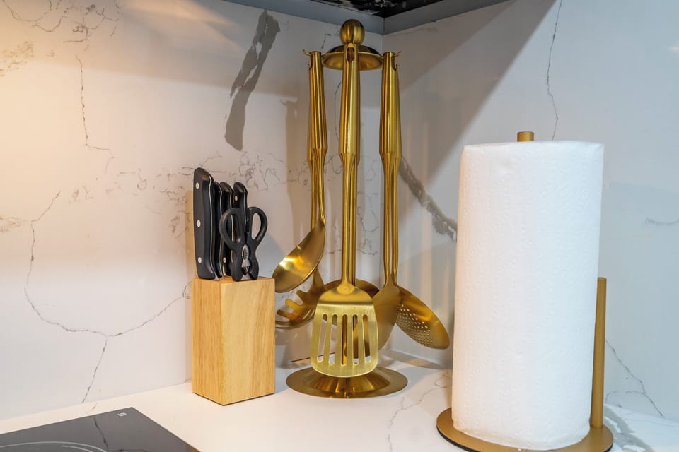 Full kitchen, coffee machine, oster, blender, kettle, cutlery, utensils, plates, glasses, cups and pans.