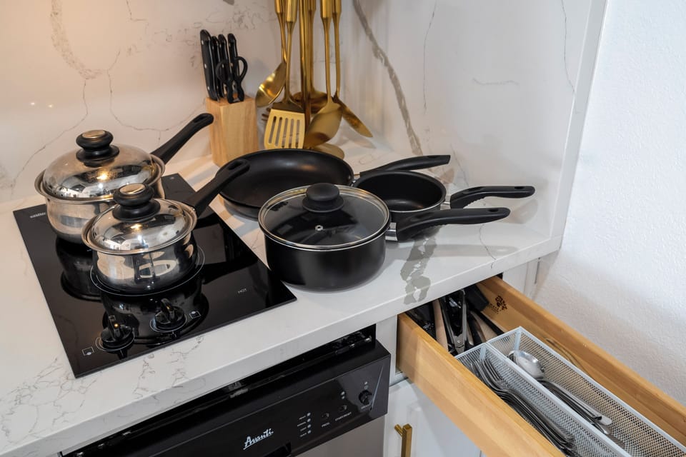 Full kitchen, coffee machine, oster, blender, kettle.
