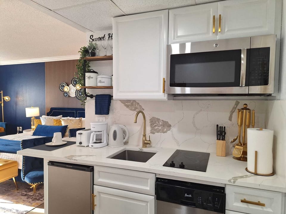 Full kitchen, coffee machine, oster, blender, kettle.