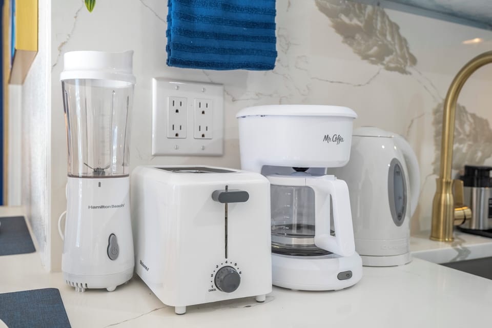 Full kitchen, coffee machine, toaster, blender, kettle, utensils