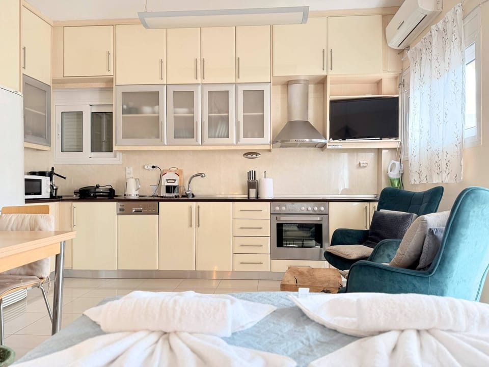 Apartment, 1 Bedroom, Smoking, City View | Interior