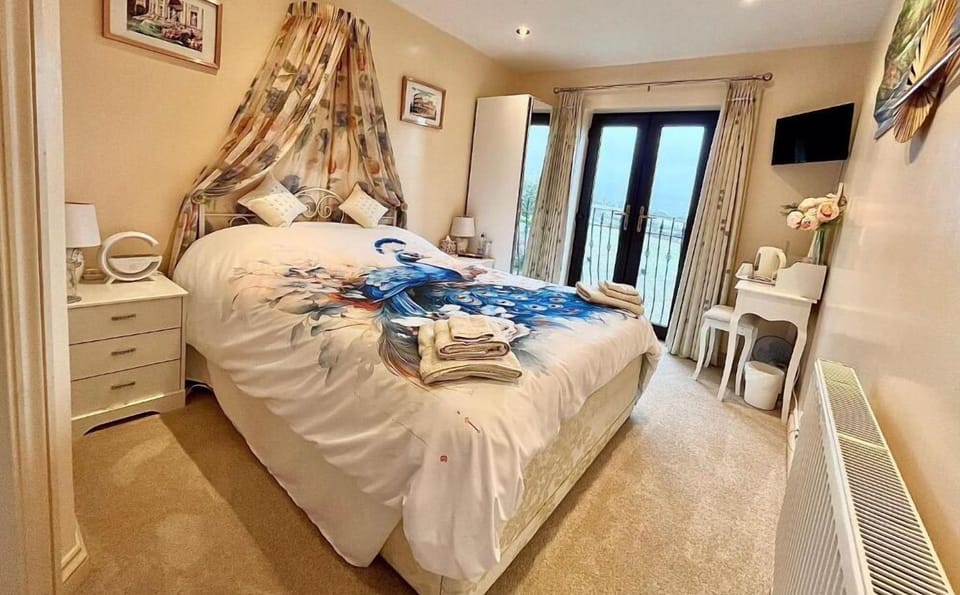 King en-suite Room with Balcony, Countryside View, Non Smoking | Desk, laptop workspace, blackout drapes, WiFi (free)