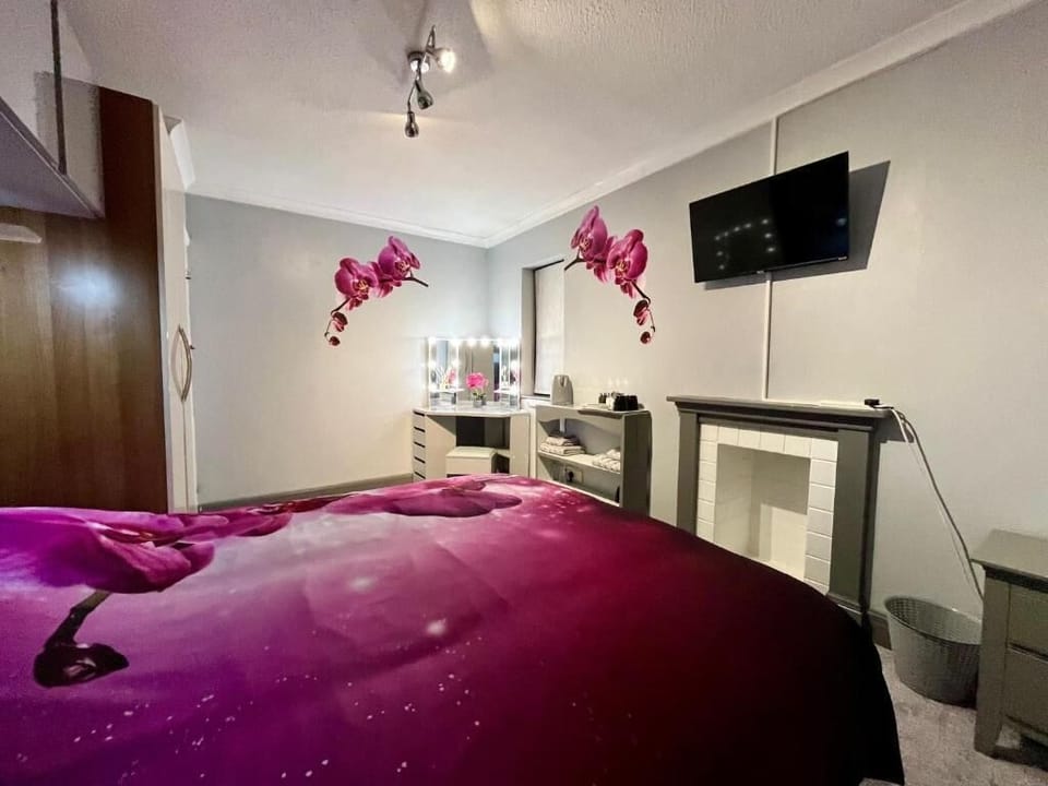 King (Orchid) Room, Countryside View, Non Smoking | Desk, laptop workspace, blackout drapes, WiFi (free)