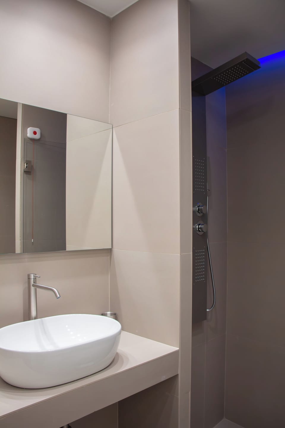 Economy Room, 1 King Bed, Non Smoking, Private Bathroom | Premium bedding, down comforters, memory foam beds, in-room safe