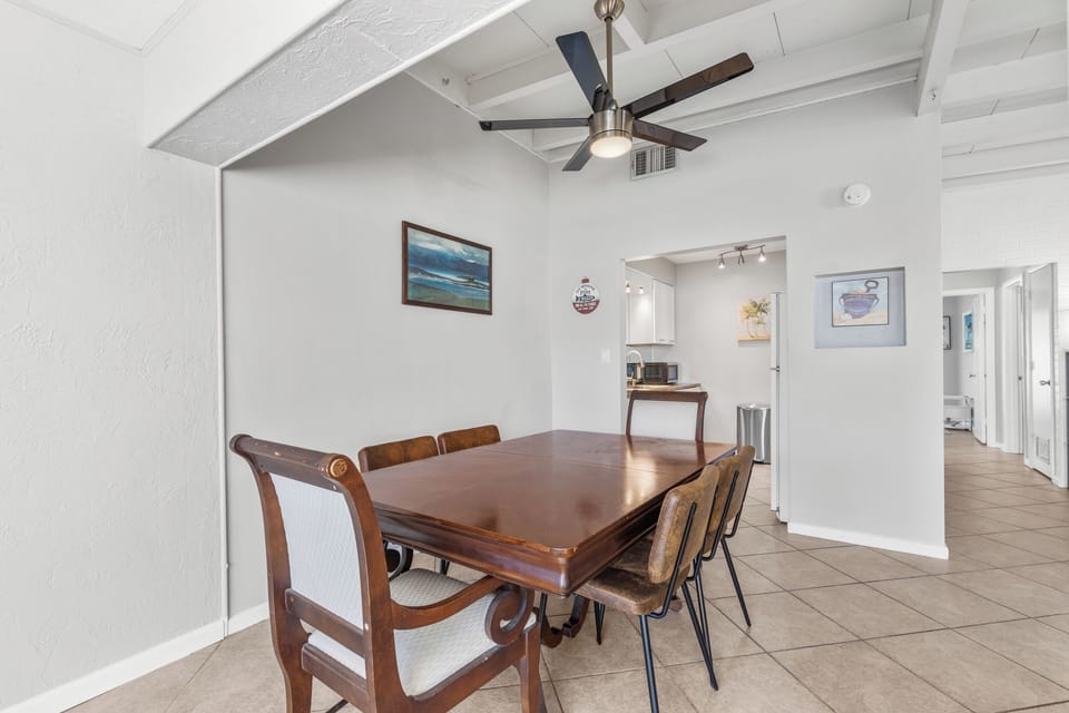 Cheerful dining space with extendable table - perfect for the whole family!