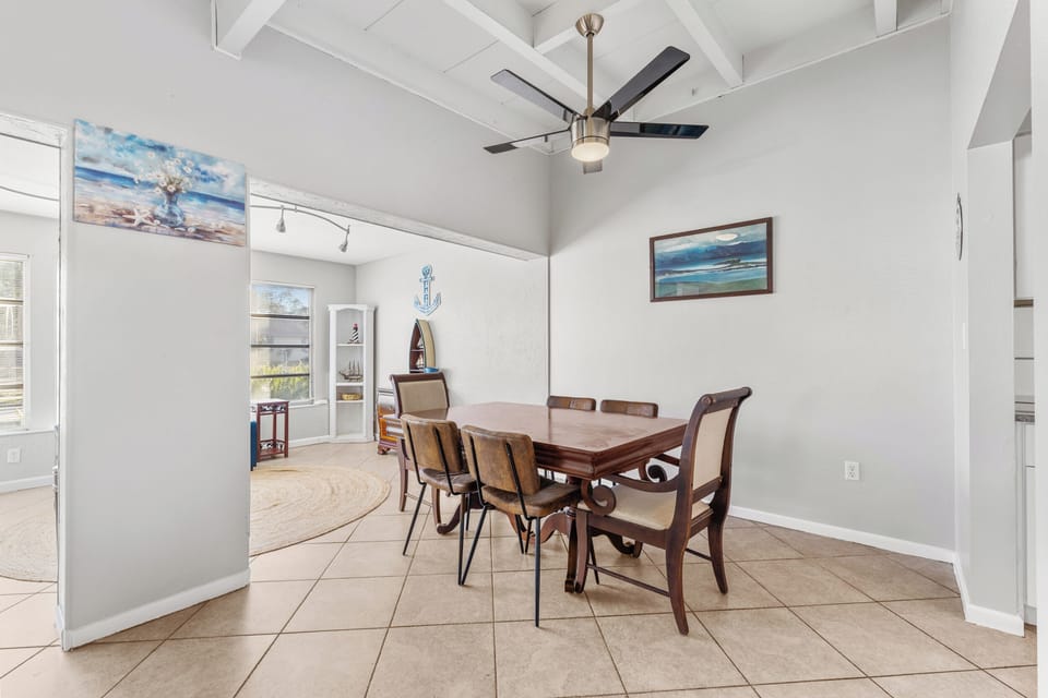 Cheerful dining space with extendable table - perfect for the whole family!
