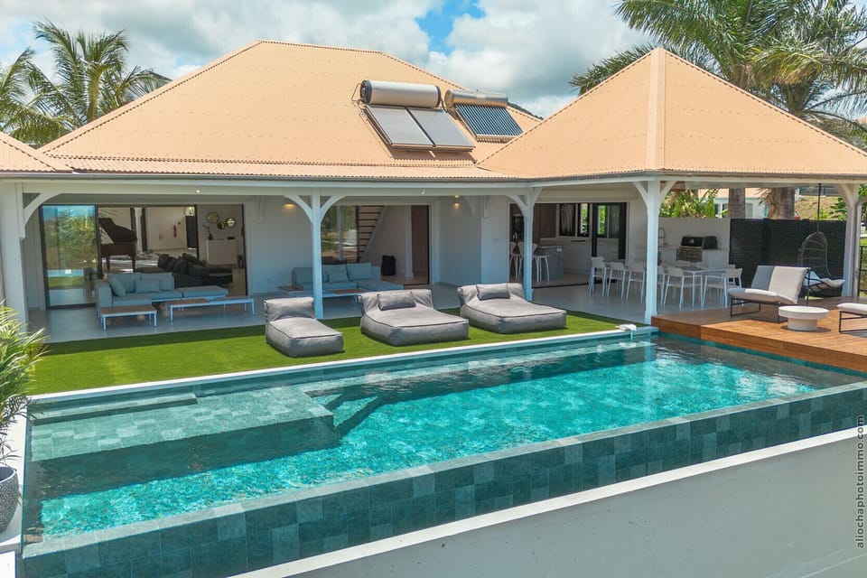 
Renting the Luna Moona villa is the guarantee of an exceptional stay in Vauclin in Martinique. Enjoy its swimming pool and its vast terrace facing the sea close to the most beautiful kitesurfing spots.