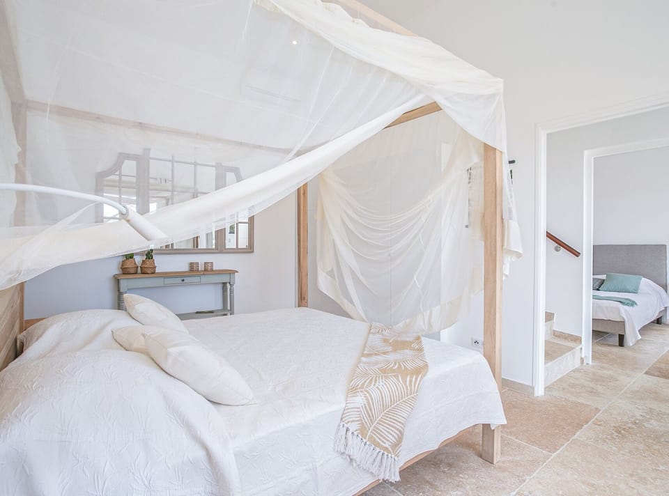 Villa Blue Light offers 4 rooms with a refined and contemporary decoration where you will be able to forget the stress and appreciate the quietness of the Islands.