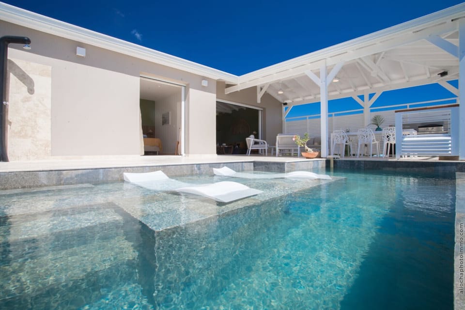 Rent villa Hoedic for your vacation in Martinique.
Enjoy its pool and the beach at a walking distance.