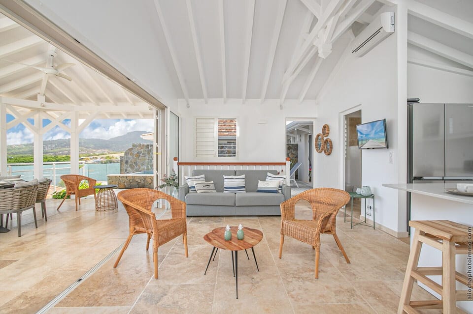 The main living area is a perfect harmony between outdoor and indoor living. Villa Blue Cap offers you the best moments of life. A holiday in the Caribbean.