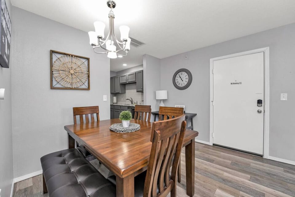 Mornings made easy. ☕️ Start your day in this sun-filled dining area. Whether it`s a quick bite or a full spread, this space is the heart of our quiet, family-friendly home-away-from-home