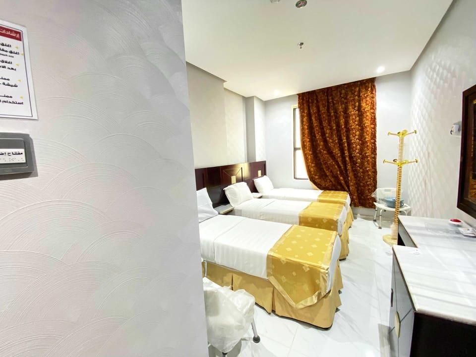 Triple Room | In-room safe, laptop workspace, soundproofing, iron/ironing board