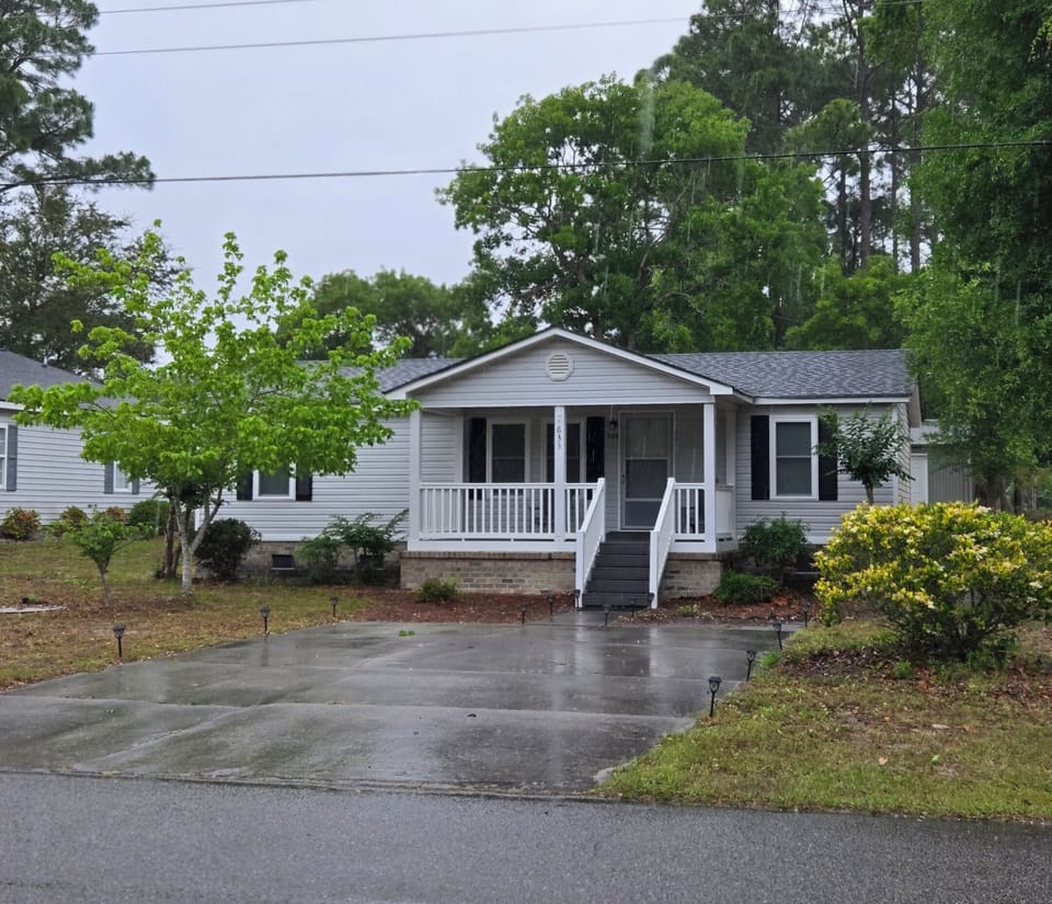 Entire 3 bedroom home 2.5 mikes from beach