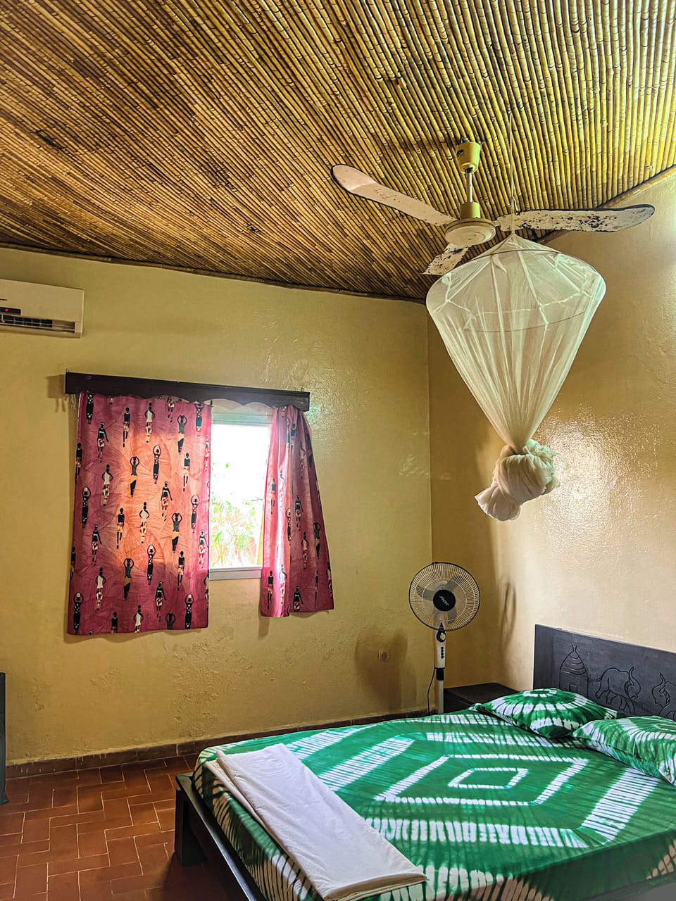 Classic Room, 3 Bedrooms, Smoking, Garden View | Desk, laptop workspace