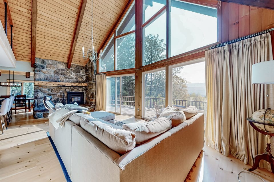 Mad river ski chalet lr big windows