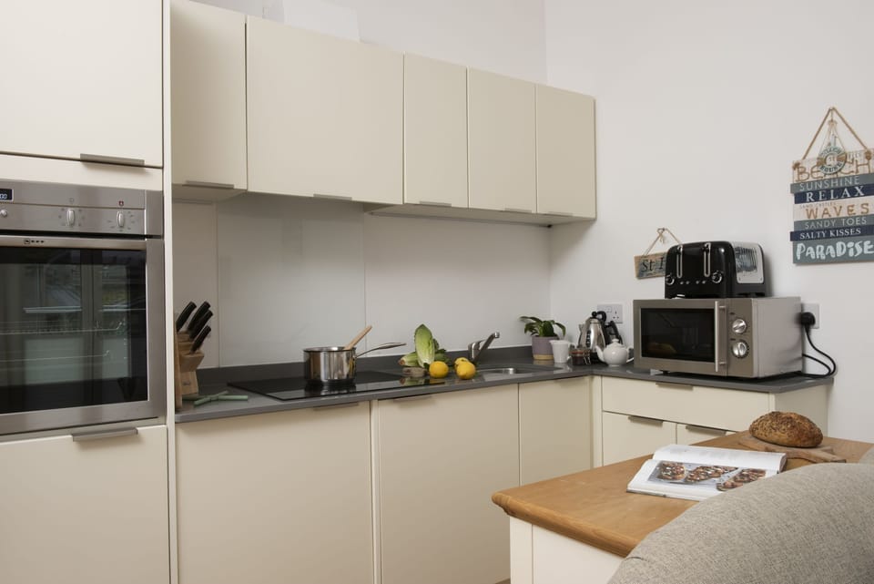 Kitchen with oven, hob, microwave, kettle and toaster - 55 Una