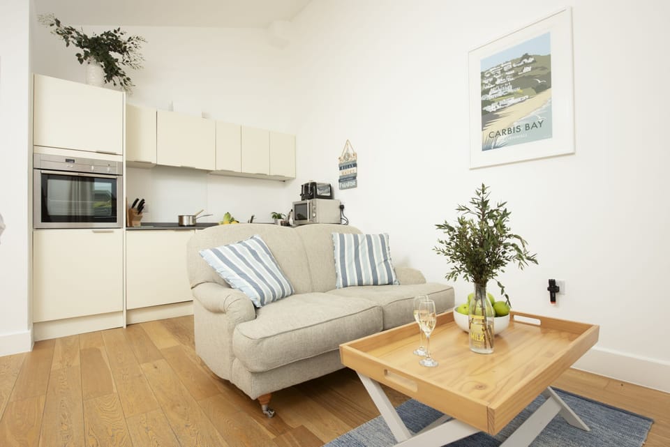 Seating area and kitchen - 55 Una