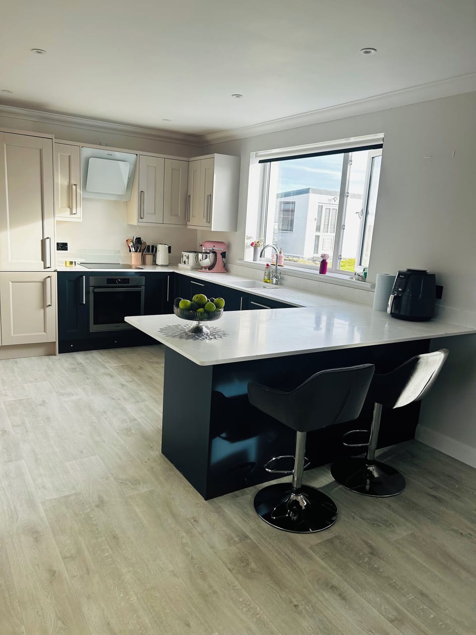 Kitchen, breakfast bar and seating.