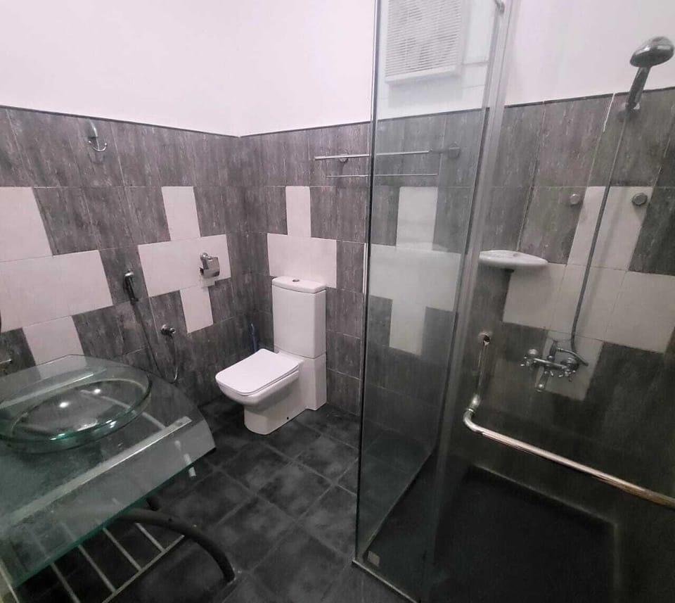 Comfort Apartment | Bathroom | Combined shower/tub, hair dryer, bidet, towels